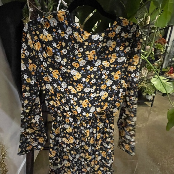 Floral romper size small - Picture 2 of 2